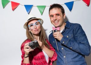 couple-with-photo-booth-props